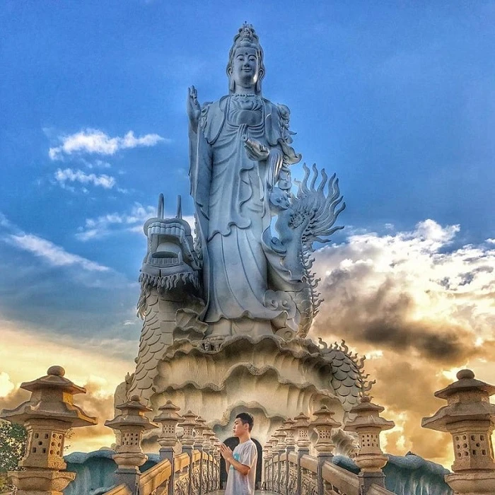 Chùa Linh Sơn Long Châu