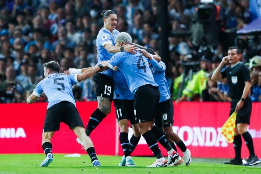 Messi im tiếng, Argentina 'ngậm trái đắng' trước Uruguay ngay trên sân nhà